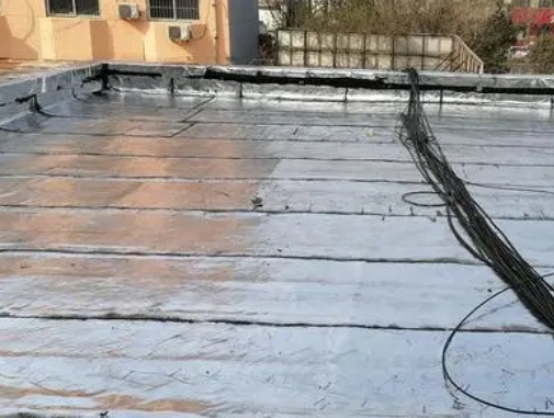 东丰卫生间漏水维修公司分享下东丰屋面楼顶防水刚性防水层施工要点。